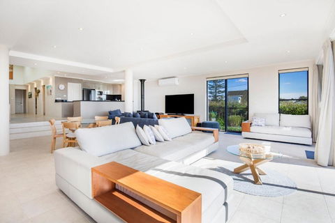 Eclipse Absolute Beachfront With Stunning Views - Holiday Byron Bay 3