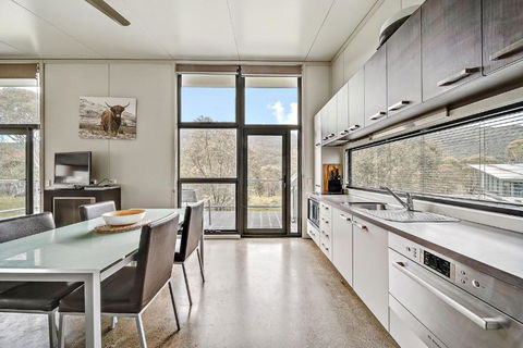 Ecocrackenback 4 Sustainable Chalet Close To The Slopes - Holiday Byron Bay 2