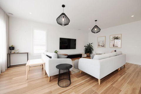 EDEN Spacious Torquay Family Escape - Holiday Byron Bay 1