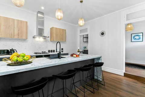 EDW19 - Stylish 2-Bed, 2-Bath Townhose In Drummoyne - Holiday Byron Bay 0