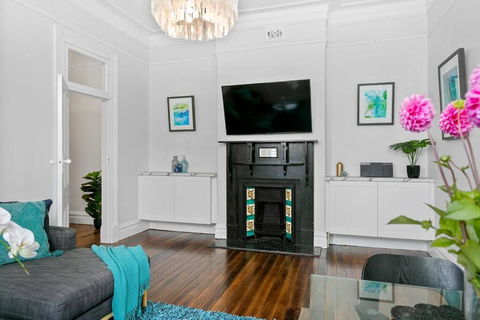EDW19 - Stylish 2-Bed, 2-Bath Townhose In Drummoyne - Holiday Byron Bay 2