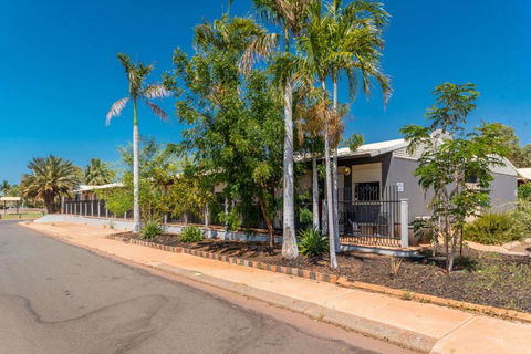 Econo Lodge Karratha - Holiday Byron Bay 2