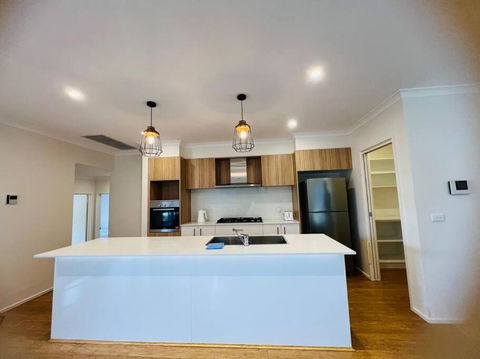 Entire 4 BR House In Moncrieff Close To Playground - Holiday Byron Bay 0