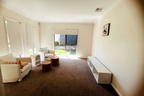 Entire 4 BR House In Moncrieff Close To Playground - Holiday Byron Bay 2