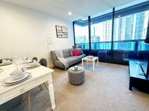 ES2410-2Bed 2Bath Vision Apt With Balcony, Pool & Gym - Holiday Byron Bay 4