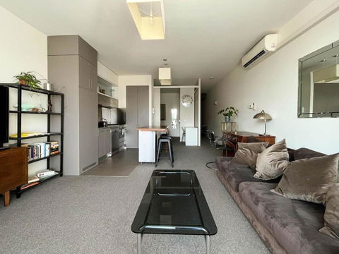 Explore Melbourne From This Chic 1BR In Windsor - Holiday Byron Bay 0