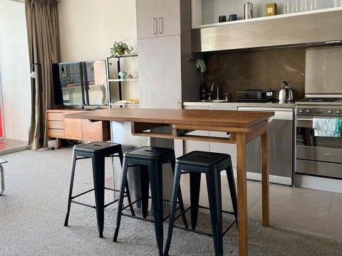 Explore Melbourne From This Chic 1BR In Windsor - Holiday Byron Bay 1