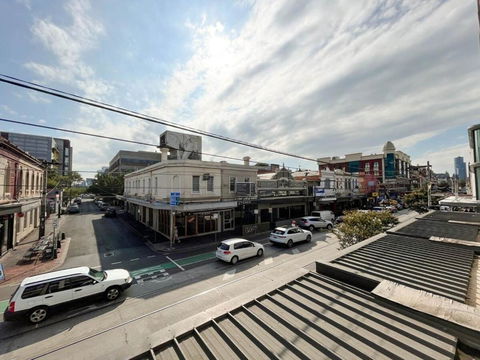 Explore Melbourne From This Chic 1BR In Windsor - Holiday Byron Bay 2