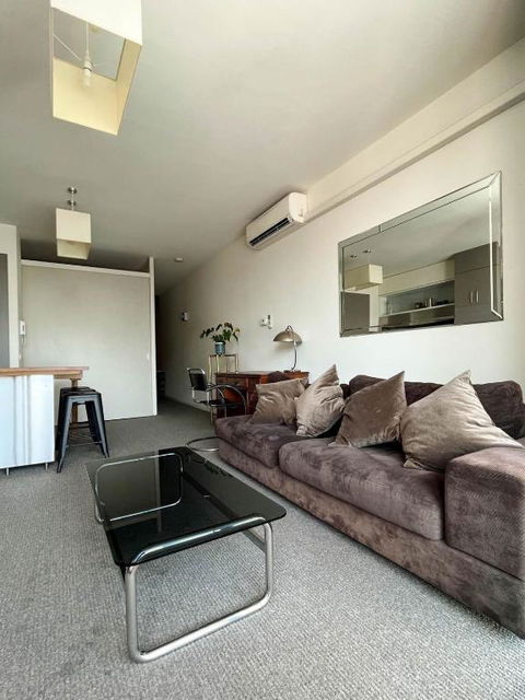 Explore Melbourne From This Chic 1BR In Windsor - Holiday Byron Bay 4