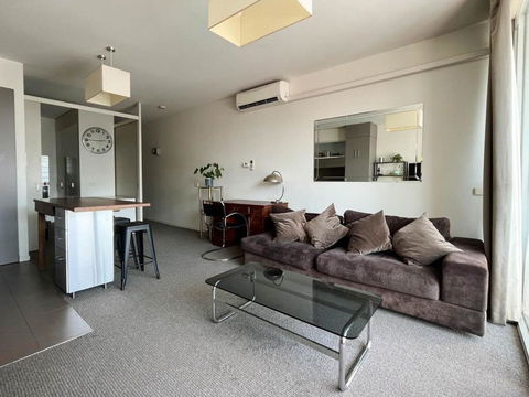 Explore Melbourne From This Chic 1BR In Windsor - Holiday Byron Bay 3