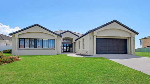 FLOATING ON THE CANALS - 80 COMMODORE CRES - Holiday Byron Bay 0