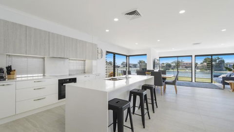 FLOATING ON THE CANALS - 80 COMMODORE CRES - Holiday Byron Bay 4
