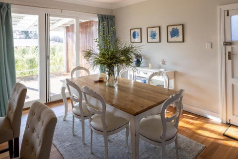 FOREST CORNER - 3 BEDROOM WEATHERBOARD, TRENTHAM - Holiday Byron Bay 1
