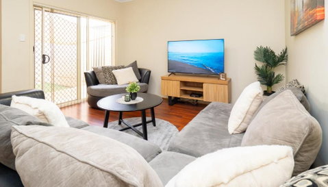 Family Comfort In Blakes Crossing Blakeview With A Short Walk To Shops And Supermarkets - Holiday Byron Bay 0