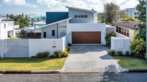 GEORGE8- THE ULTIMATE, FAMILY BEACH HOUSE! - Holiday Byron Bay 0