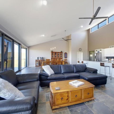 GOULBURN ALPACA FARM STAY - Holiday Byron Bay 1