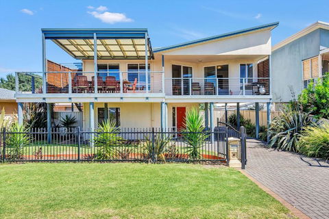 Green Reef Beach House - Aldinga Beach - C21 SouthCoast Holidays - Holiday Byron Bay 1