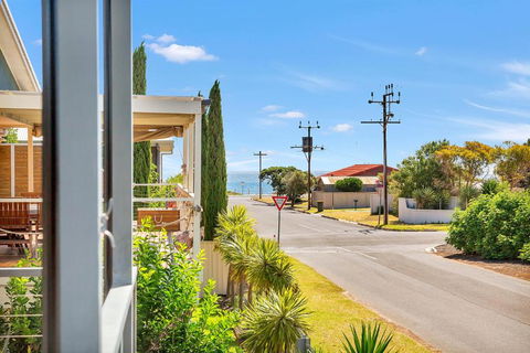 Green Reef Beach House - Aldinga Beach - C21 SouthCoast Holidays - Holiday Byron Bay 0