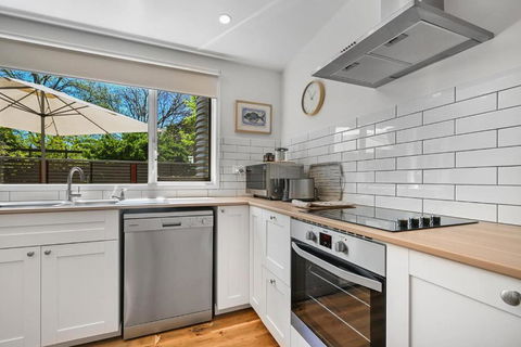 Greenwood Cottage - Close To CBD, Leafy Backyard - Holiday Byron Bay 2