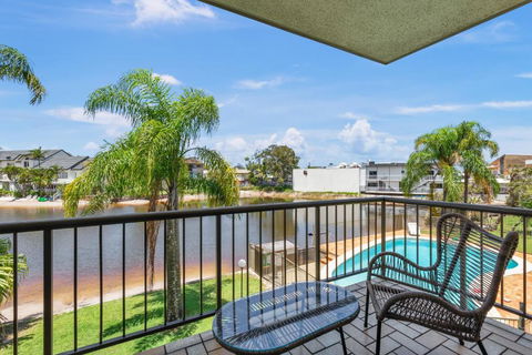 HACIENDA- CANAL VIEWS AND COMFORT - Holiday Byron Bay 3