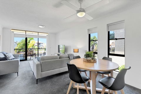 HACIENDA- CANAL VIEWS AND COMFORT - Holiday Byron Bay 1