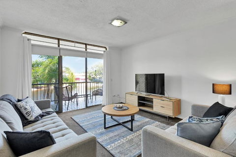 HACIENDA- CANAL VIEWS AND COMFORT - Holiday Byron Bay 2