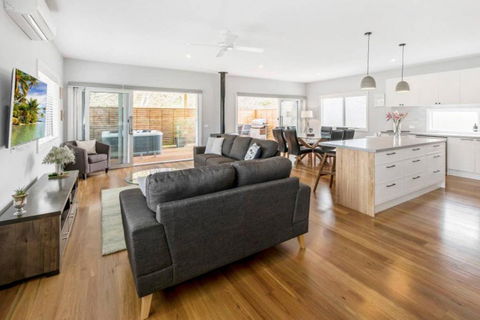 HALE KUPA Rye Beach House Spa Table Tennis - Holiday Byron Bay 0