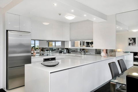 HARIS - Modern 2BR Apartment With Views - Holiday Byron Bay 1