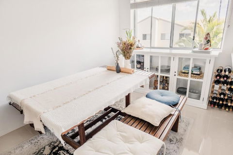 HEART OF BURLEIGH Holiday Villa - Perfect Location With Pools - Holiday Byron Bay 1