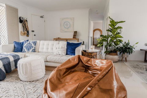 HEART OF BURLEIGH Holiday Villa - Perfect Location With Pools - Holiday Byron Bay 2