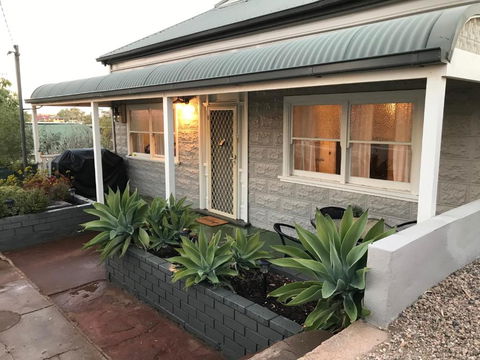 HILLSIDE HAVEN CHARMING C1920 COTTAGE Pet Friendly Sleeps 1 - 6 - Holiday Byron Bay 2