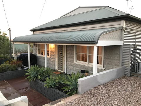 HILLSIDE HAVEN CHARMING C1920 COTTAGE Pet Friendly Sleeps 1 - 6 - Holiday Byron Bay 0