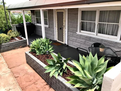 HILLSIDE HAVEN CHARMING C1920 COTTAGE Pet Friendly Sleeps 1 - 6 - Holiday Byron Bay 1