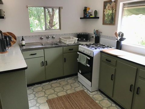 HILLSIDE HAVEN CHARMING C1920 COTTAGE Pet Friendly Sleeps 1 - 6 - Holiday Byron Bay 3