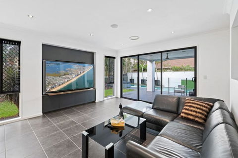 Holiday Paradise 4BR Pool BBQ Parking Near Mall N Park - Holiday Byron Bay 0