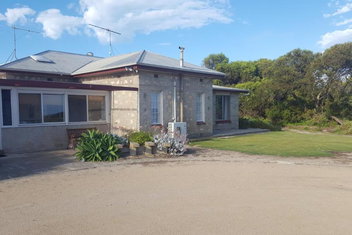 Hillocks Drive with Holiday Byron Bay