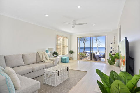 Adrift Retreat - St Georges Basin Waterfront Home - Holiday Byron Bay 1
