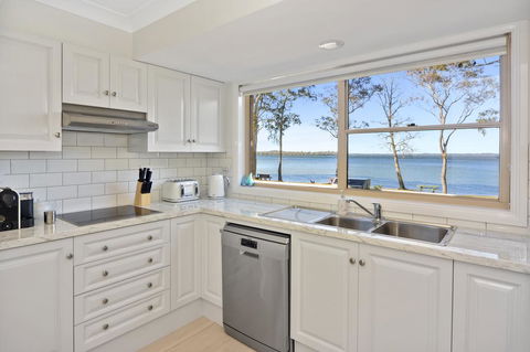 Adrift Retreat - St Georges Basin Waterfront Home - Holiday Byron Bay 3