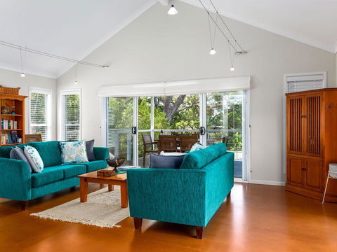 Akarana Beach House :: Jervis Bay Rentals - Holiday Byron Bay 2