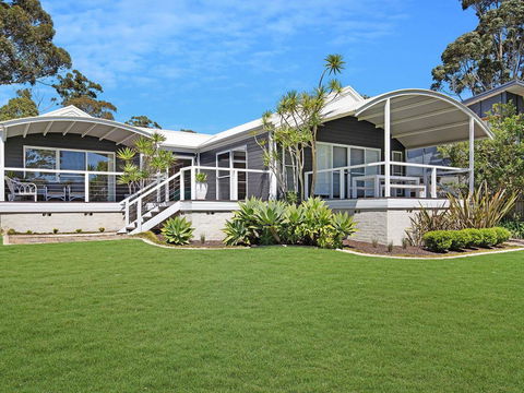 Akarana Beach House :: Jervis Bay Rentals - Holiday Byron Bay 0