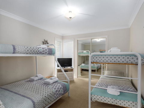 Akarana Beach House :: Jervis Bay Rentals - Holiday Byron Bay 1