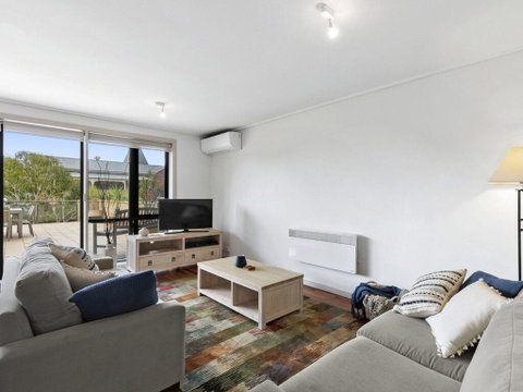 APARTMENT 23 PACIFIC APARTMENTS - Sit On The Deck And Soak In The View - Holiday Byron Bay 3