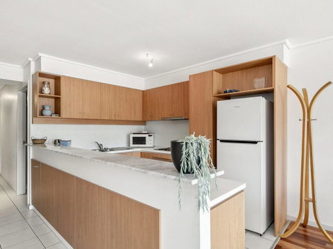 APARTMENT 23 PACIFIC APARTMENTS - Sit On The Deck And Soak In The View - Holiday Byron Bay 2
