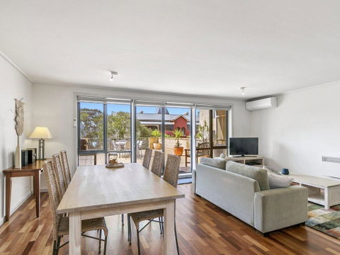 APARTMENT 23 PACIFIC APARTMENTS - Sit On The Deck And Soak In The View - Holiday Byron Bay 1