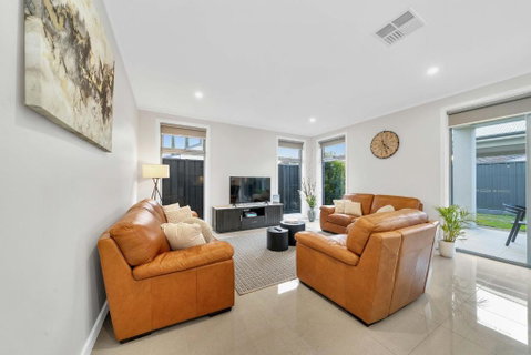 Luxury On City Fringe In Klemzig By Elegant Stays - Holiday Byron Bay 3