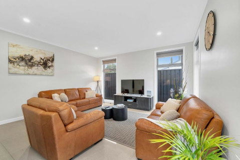 Luxury On City Fringe In Klemzig By Elegant Stays - Holiday Byron Bay 1