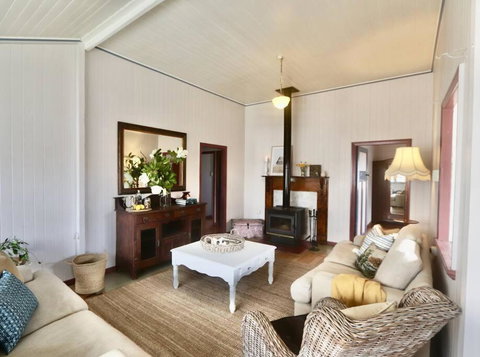 MAGNOLIA HOUSE ON THE CREEK - STANTHORPE - Holiday Byron Bay 1