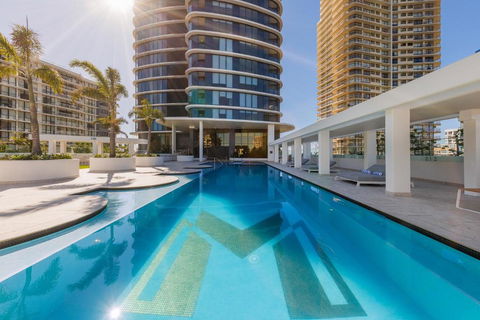 Meriton Suites Surfers Paradise - Holiday Byron Bay 1