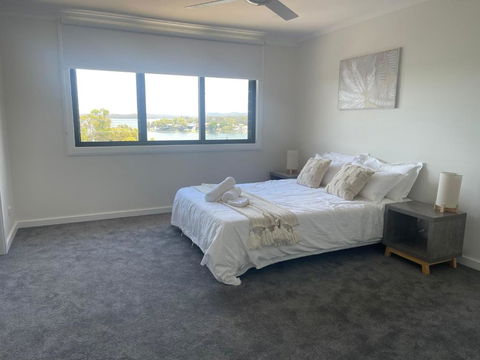 Mirrabooka Magic - Luxury By The Lake - Holiday Byron Bay 2
