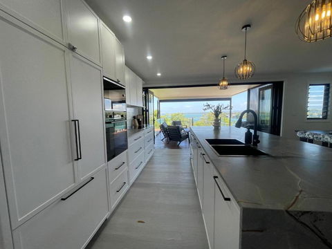 Mirrabooka Magic - Luxury By The Lake - Holiday Byron Bay 1
